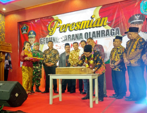 Bupati Blitar Rijanto saat meresmikan gedung olahraga Desa Ngoran.(Foto : Malik Naharul/BlitarTIMES)