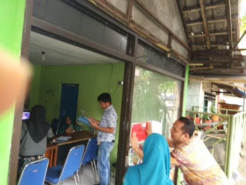 Petugas tempel larangan buka bagi Money Changer yang tak Berizin / Foto : Dokpol / Tulungagung TIMES