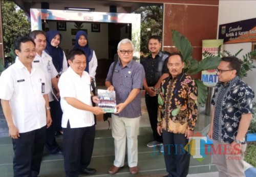 Sekretaris Disnaker Kabupaten Malang Eko Darmawan (2 dari kiri) bersama jajarannya dan Kepala Disnakertrans Sarolangun, Jambi (Nana)