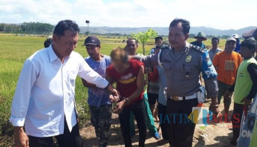 Saat dibawa petugas Polsek Kalidawir / Foto : Dokpol / Tulungagung TIMES