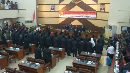 Suasana pelantikan anggota DPRD Jember hasil pemilu legislatif 2019 (foto : istimewa / Jatim TIMES)