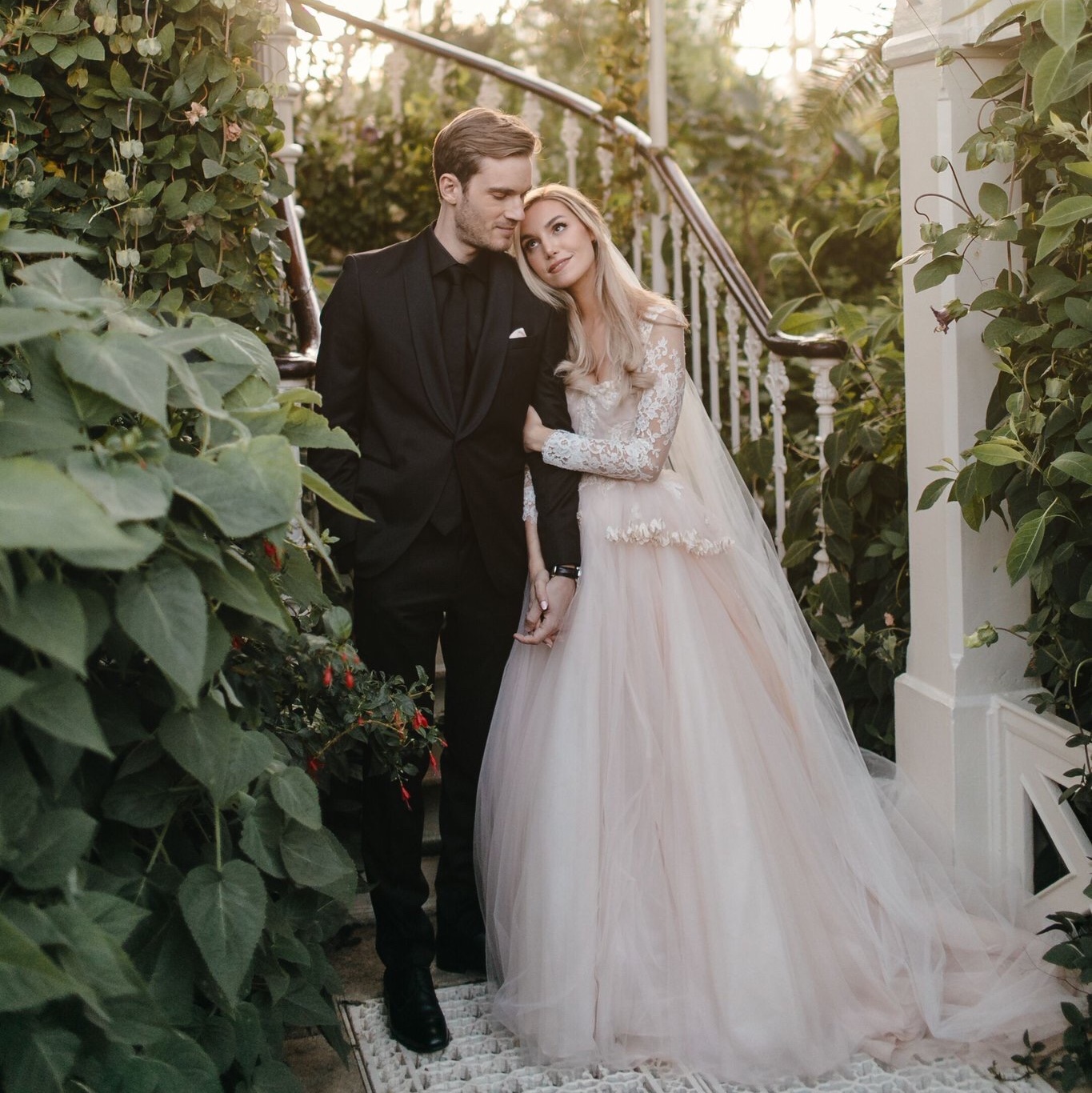 Momen PewDiePie menikah dengan Marzia Bisognin di di Kew Gardens London Barat. (Foto: twitter PewDiePie)