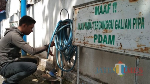 Pasokan air PDAM masih normal meski sumber airnya menyusut. (foto : Joko Pramono/Jatim Times)