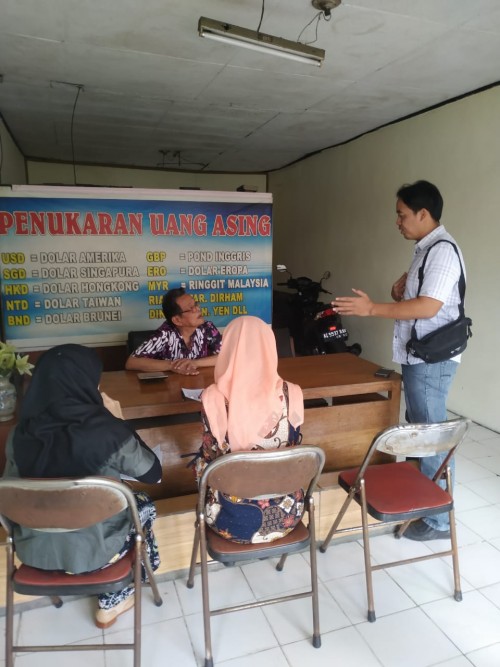Petugas saat memberikan pemahaman kepada pemilik penukaran uang. (ist)
