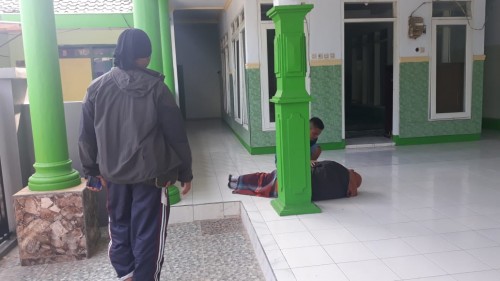 Proses penjemputan sekaligus penyerahan pelaku pencabulan kepada pihak keluarganya (Foto : Camat Karangploso for MalangTIMES)