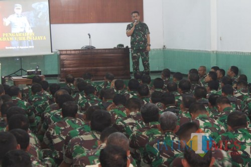 Dandim 0808/Blitar Letkol Inf Kris Bianto saat memberikan arahan kepada anggotanya.(Foto : Aunur Rofiq/BlitarTIMES)