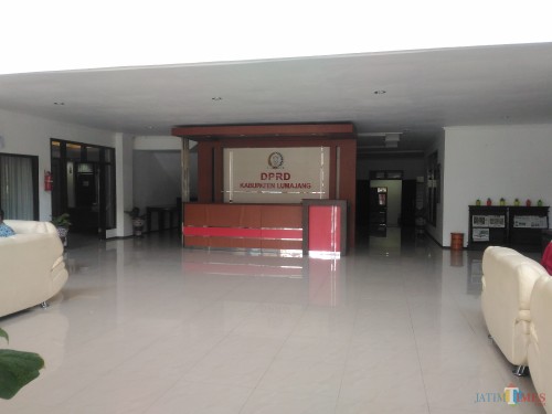 Kantor DPRD Lumajang masih tampak sepi (Foto : Moch. R. Abdul Fatah / Jatim TIMES)