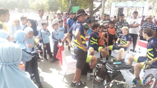 Siswa SD di Jember saat melihat peserta balap sepeda TDI di sela-sela sebelum pemberangkatan (foto : Moh. Ali Makrus / JatimTIMES)