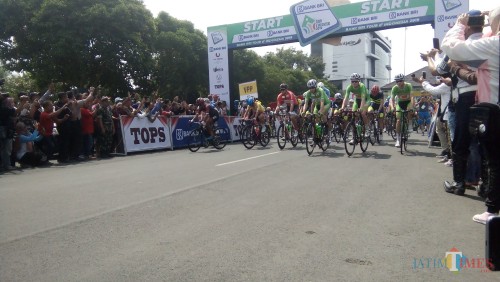 Peserta balap sepeda Tour de Indonesia saat diberangkatkan dari halaman Pemkab Jember (foto : Moh. Ali Makrus / JatimTIMES)