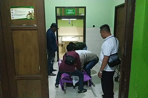 Jenazah korban penganiayaan saat tiba di kamar mayat RSSA Malang untuk diotopsi guna kepentingan penyidikan. (Foto : Istimewa)