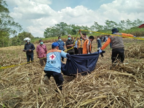 Petugas saat mengevakuasi jenazah korban yang masih berstatus Mr X ke kamar mayat RSSA Malang. (Foto : PMI Kabupaten Malang for MalangTIMES)