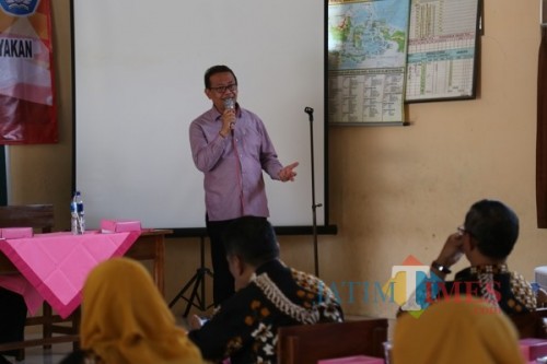 Kepala Bakesbangpol, Drs. H. Mujahid saat memberikan pembinaan terhadap para guru SD. (Eko Arif S /JatimTIMES)