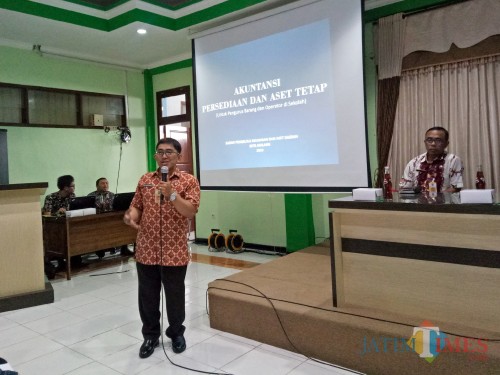 Dani Kristianto dari BPKAD Kota Malang saat memberikan materi dalam Bimtek Penyusunan Laporan Keuangan dan Aset Daerah melalui Aplikasi Simbada. (Foto: Imarotul Izzah/MalangTIMES)
