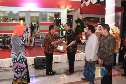Bupati juga memberikan cindera mata kepada mantan anggota DPRD Lumajang (Foto : Moch. R. Abdul Fatah / Jatim TIMES)