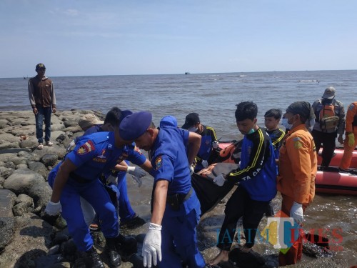 Tim SAR gabungan saat mengevakuasi korban. (Foto : Sony Haryono/SitubondoTIMS)