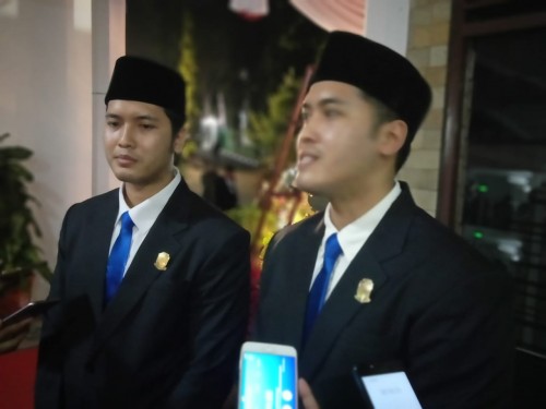 Dua bersaudara kembar, Ricco dan Riccy dari Partai Demokrat yang turut dilantik sebagai anggota DPRD Banyuwangi, Rabu (21/8/19) malam