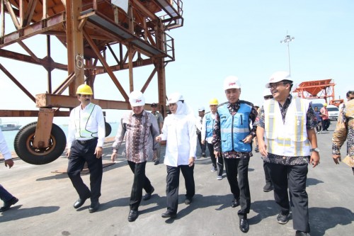 Gubernur Khofifah saat mengunjungi JIIPE di Gresik
