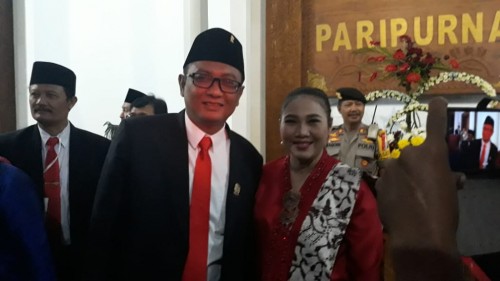 I Made Cahyana Negara ketua DPC PDI Perjuangan didampingi istri Indah Yeni usai dilantik sebagai anggota DPRD Banyuwangi