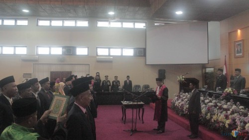 Anggota DPRD Kota Blitar periode 2019-2024 mengambil sumpah janji.(Foto : Aunur Rofiq/BlitarTIMES)