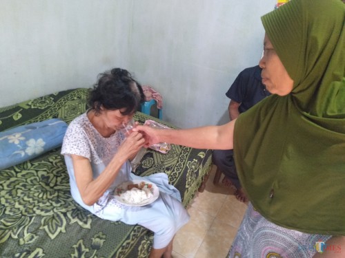 Kondisi nenek Muntiyah penyandang tunanetra di Jombang saat dirawat oleh salah seorang tetangganya. (Foto : Adi Rosul / JombangTIMES)