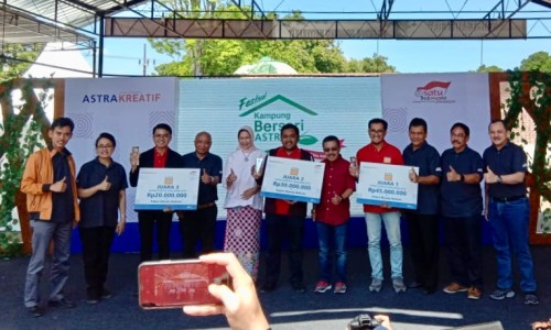 Kanan Direktur FIF Group R Sutjahja Nugroho bersama dengan Wali Kota Batu Dewanti Rumpoko , Wakil Wali Kota Batu Punjul Santoso dan para pemenang saat Festival Kampung Berseri Astra di Desa Bumiaji, Kecamatan Bumiaji Kota Batu beberapa saat yang lalu