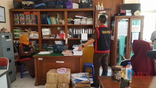 Petugas Kejari Kepanjen saat melakukan penggeledahan di Kantor Dinkes Kabupaten Malang (Foto : Dokumen MalangTIMES)