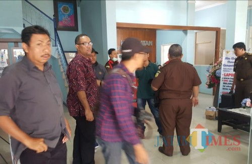 Penggeledahan tim Kejari Kepanjen di kantor Dinkes Kabupaten Malang atas dugaan korupsi dana honor ratusan perawat desa (dd Nana)