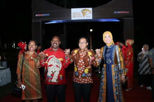 Wali Kota Malang Sutiaji (dua dari kanan) dan Bupati Puncak Papua Willem Wandik (dua dari kiri) berjabat tangan penuh damai dalam acara awarding Kepala Daerah Inovatif di Padang.(Foto: Humas Pemkot Malang)