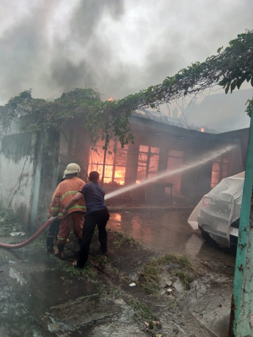 Pemadam kebakaran berusaha memadamkan kobaran api yang melalap rumah Tesilawati / Foto : Istimewa / Tulungagung TIMES