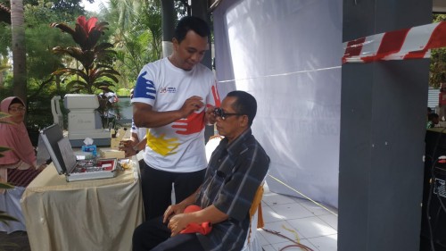 Salah seorang warga sedang memeriksa kesehatan mata