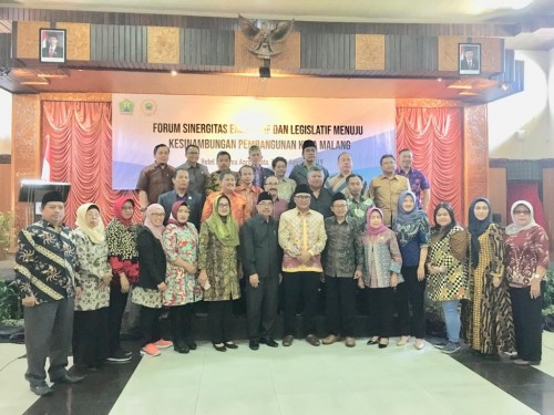 Wali Kota Malang Sutiaji (tengah kenakan jaket kulit) dan Wakil Wali Kota Malang Sofyan Edi Jarwoko (tengah kenakan batik) saat hadir dalam acara Forum Sinergitas Eksekutif dan Legislatif Menuju Kesinambungan Pembangunan Kota Malang, di Hotel Kusuma