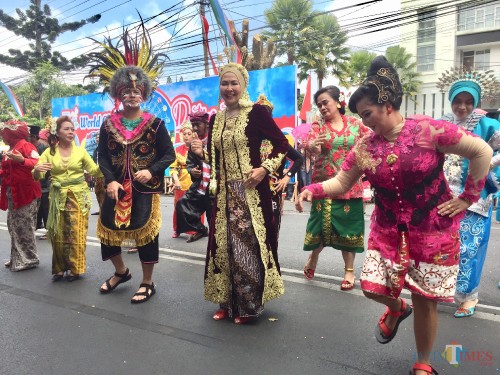 Wali Kota Batu Dewanti Rumpoko bersama Kapolres Batu AKBP Budi Hermanto saat menari sanduk saat karnaval Umum Kota Batu di depan Rumah Dinas Jalan Panglima Sudirman, Kecamatan Batu, Sabtu (24/8/2019). (Foto: Irsya Richa/MalangTIMES)
