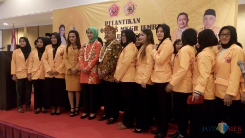 Pengurus dan anggota GePe MKGR saat foto bersama dengan Bupati dan ketua MKGR Jatim (foto : Moh. Ali Makrus / Jatim TIMES)