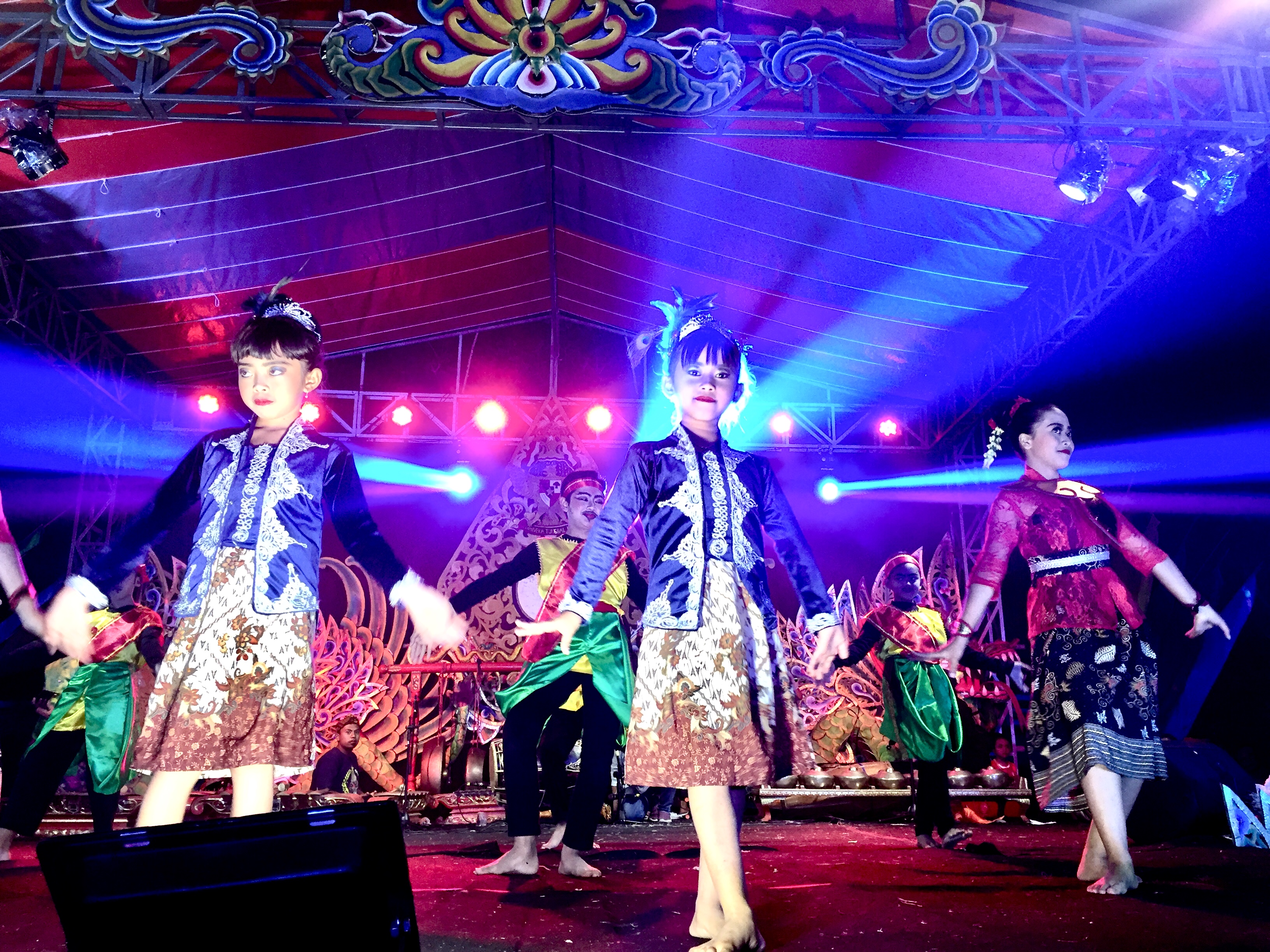Anak-anak saat menarikan tarian Gembang Dele di lapangan Desa Beji, Kecamatan Junrejo, Jumat (23/8/2029) malam. (Foto: Irsya Richa/MalangTIMES)
