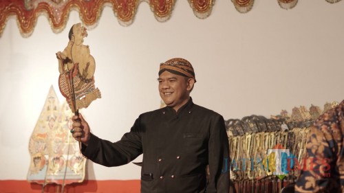 Suhendro Winarso dalam sebuah pertunjukan pagelaran wayang (Foto : Malik Naharul/BlitarTIMES)