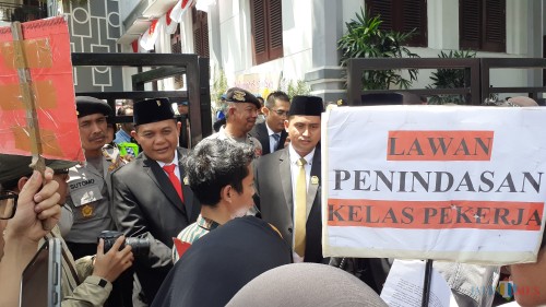 Aksi damai digelar di kawasan Gedung DPRD Kota Malang bersamaan dengan proses penetapan anggota DPRD Kota Malang periode 2019-2024 (Pipit Anggraeni/MalangTIMES).