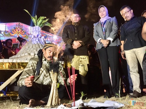 Ritual sebelum dilakukannya sedekah rakyat oleh tokoh masyarakat dalam Festival Beji Kampung Tempe di lapangan Beji, Desa Beji, Kecamatan Junrejo, Jumat (23/8/2019) malam. (Foto: Irsya Richa/MalangTIMES)