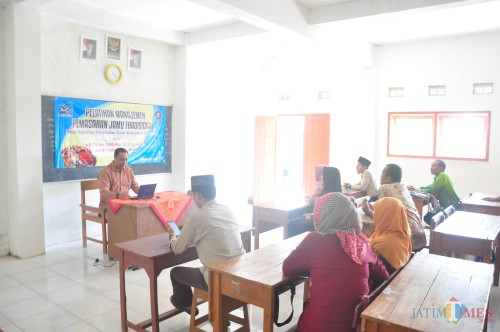 Tim dari Unikama saat memberikan pelatihan mengenai UKM jamu tradisional (Unikama for MalangTIMES)