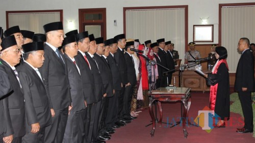 pengambilan sumpah janji anggota dewan yang baru oleh ketua Pengadilan Negeri Tulungagung, Marice Dillak (foto : Dok Humas DPRD)