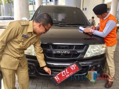 Wakil Wali Kota Batu Punjul Santoso saat mengecek mibil dinas milik Pemkot Batu di halaman Balai Kota Among Tani beberapa saat lalu. (Foto: Irsya Richa/MalangTIMES)