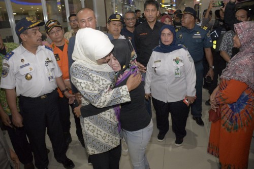 Gubernur Khofifah saat mengunjungi korban KM Santika Nusantara