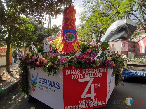 Tampilan Kendaraan Hias Dinas Kesehatan Kota Malang dalam Festival Kendaraan Hias 2019 (Arifina Cahyanti Firdausi/MalangTIMES)