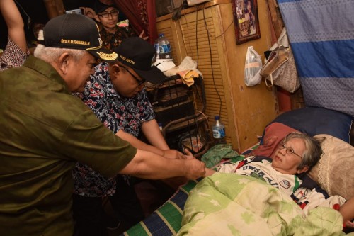 Plt Bupati Malang Sanusi saat melihat pasutri yang tinggal bersama hewan ternaknya dan sedang mengalami sakit stroke (Humas Pemkab Malang)