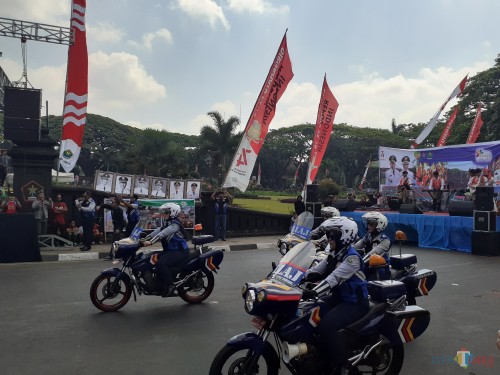 Penampilan atraksi dari Dishub Kota Malang membuka Festival Kendaraan Hias 2019 di depan Balikota Malang (Arifina Cahyanti Firdausi/MalangTIMES)