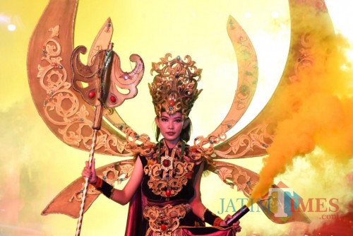 Para peserta Kediri Nite Carnival memperagakan kreasinya. (eko Arif s /JatimTimes)