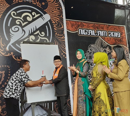 Wali Kota Malang Sutiaji (berkopyah) saat membuka Festival Batik Ngalam 2019 dengan penggoresan cat air (Arifina Cahyanti Firdausi/MalangTIMES)