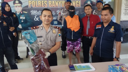 Wakapolres Banyuwangi Kompol Andi Yudha Menunjukkan barang bukti kasus pelecehan seksual dengan latar belakang tersangka LD