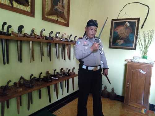 Kanit Laka Satlantas Polres Jombang, Iptu Sulaiman sang kolektor pusaka keris saat menunjukkan salah satu keris koleksinya. (Foto : Adi Rosul / JombangTIMES)