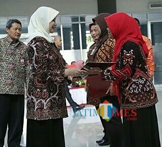 Bupati Kediri Hj Haryanti Sutrisno menyerahkan penghargaan kepada para PNS dilingkungan Pemkab Kediri. (eko Arif s /JatimTimes)