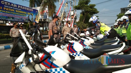 Wakapolres bersama Forkopimda memeriksa kelengkapan Operasi Patuh (foto : Joko Pramono/JatimTIMES)